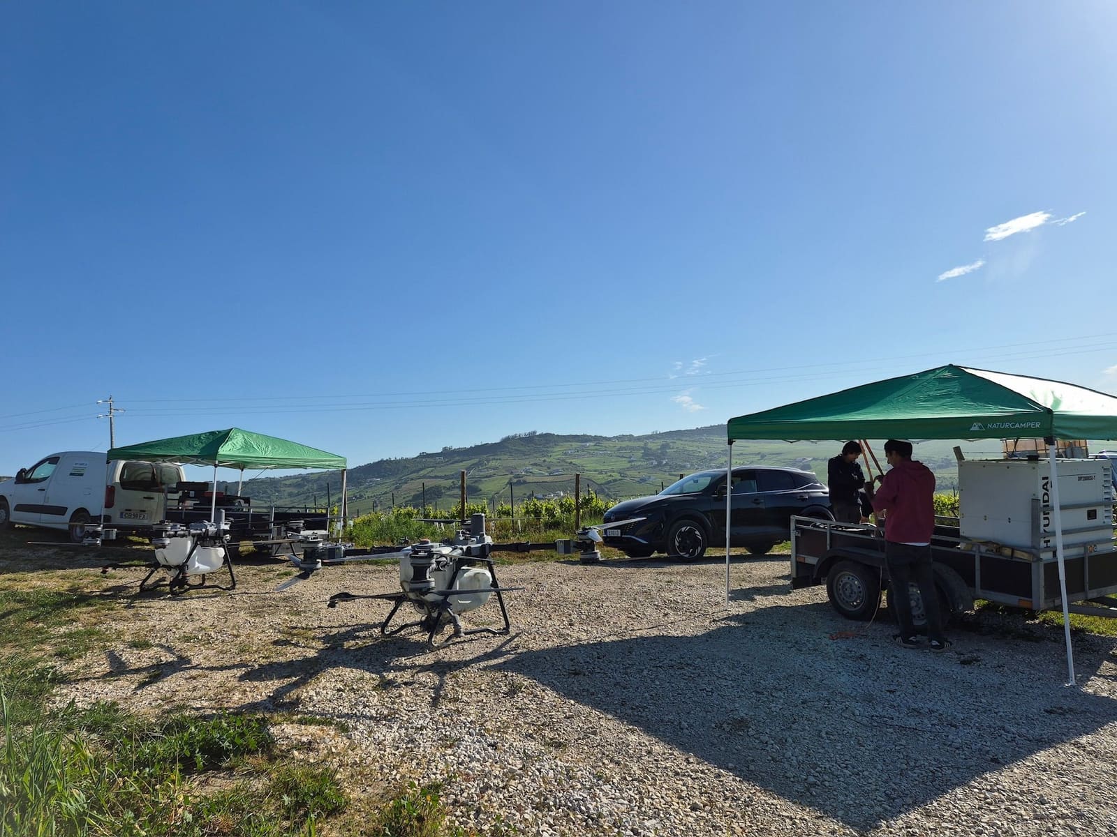 Equipa Sky Agro com dois drones e reboques junto a uma vinha