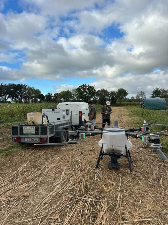 Equipa Sky Agro a preparar o drone no campo