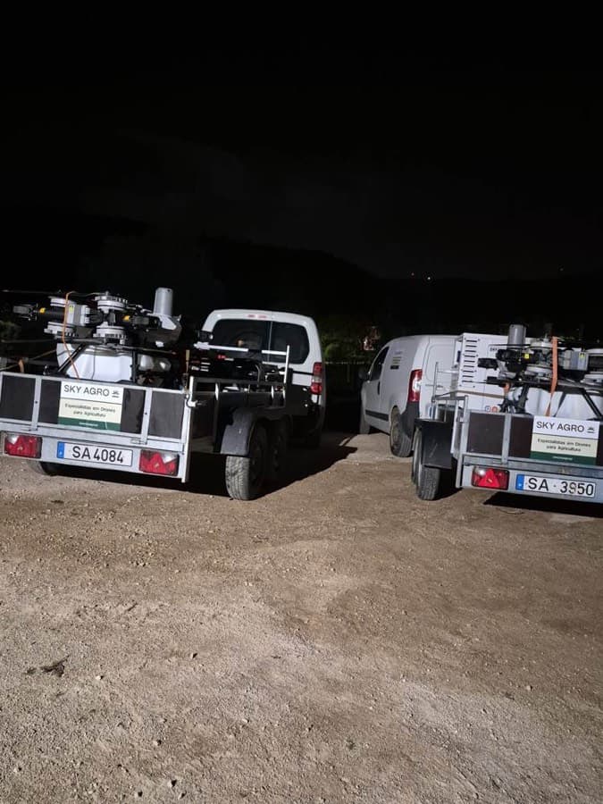 Dois reboques Sky Agro com drones e carrinhas, de madrugada