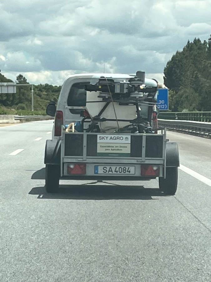 Reboque Sky Agro com drone a seguir pela autoestrada