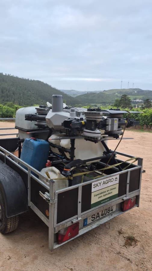 Drone no reboque, com vinha e colinas ao fundo