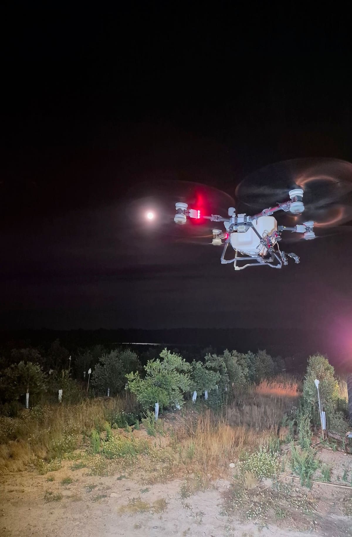 Drone Sky Agro a tratar um olival de noite