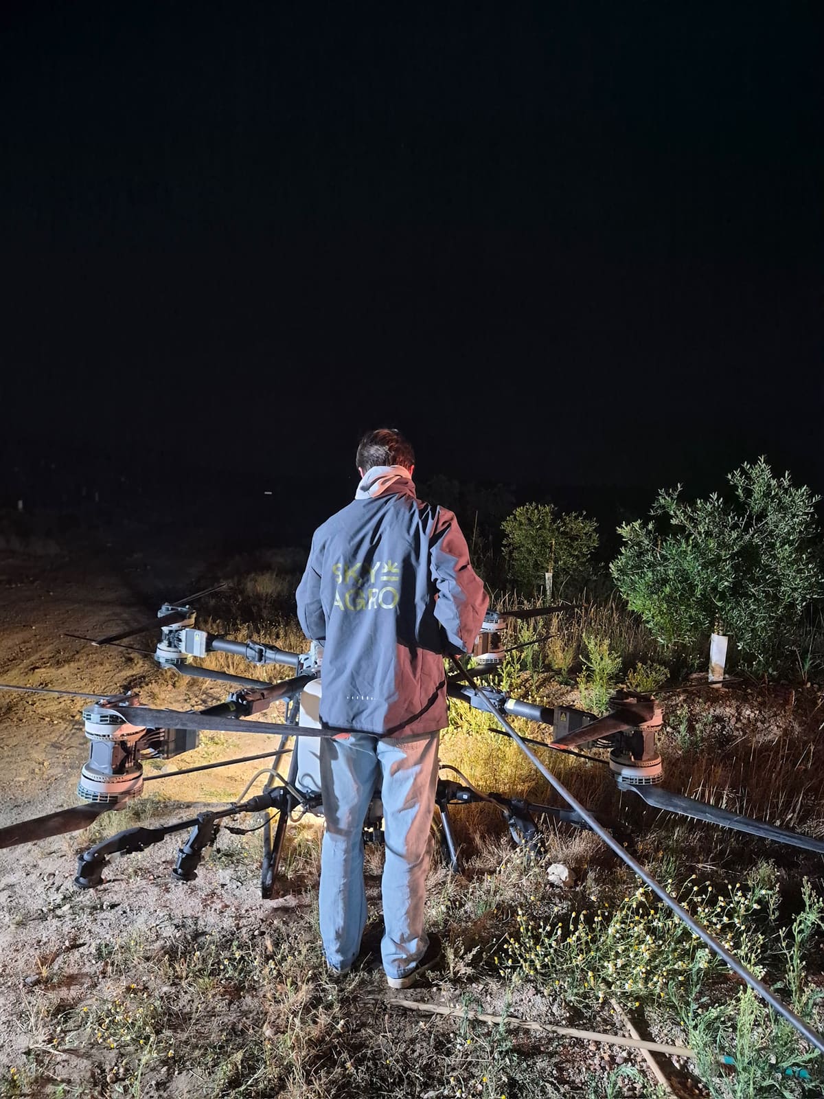 Piloto da Sky Agro a preparar o drone para uma aplicação de noite